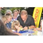 Alexander Moren schreibt Autogramme (5).JPG